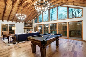 Game room - Winter Deals|Secluded Yet Central|Dolly Gameroom (Sevierville)