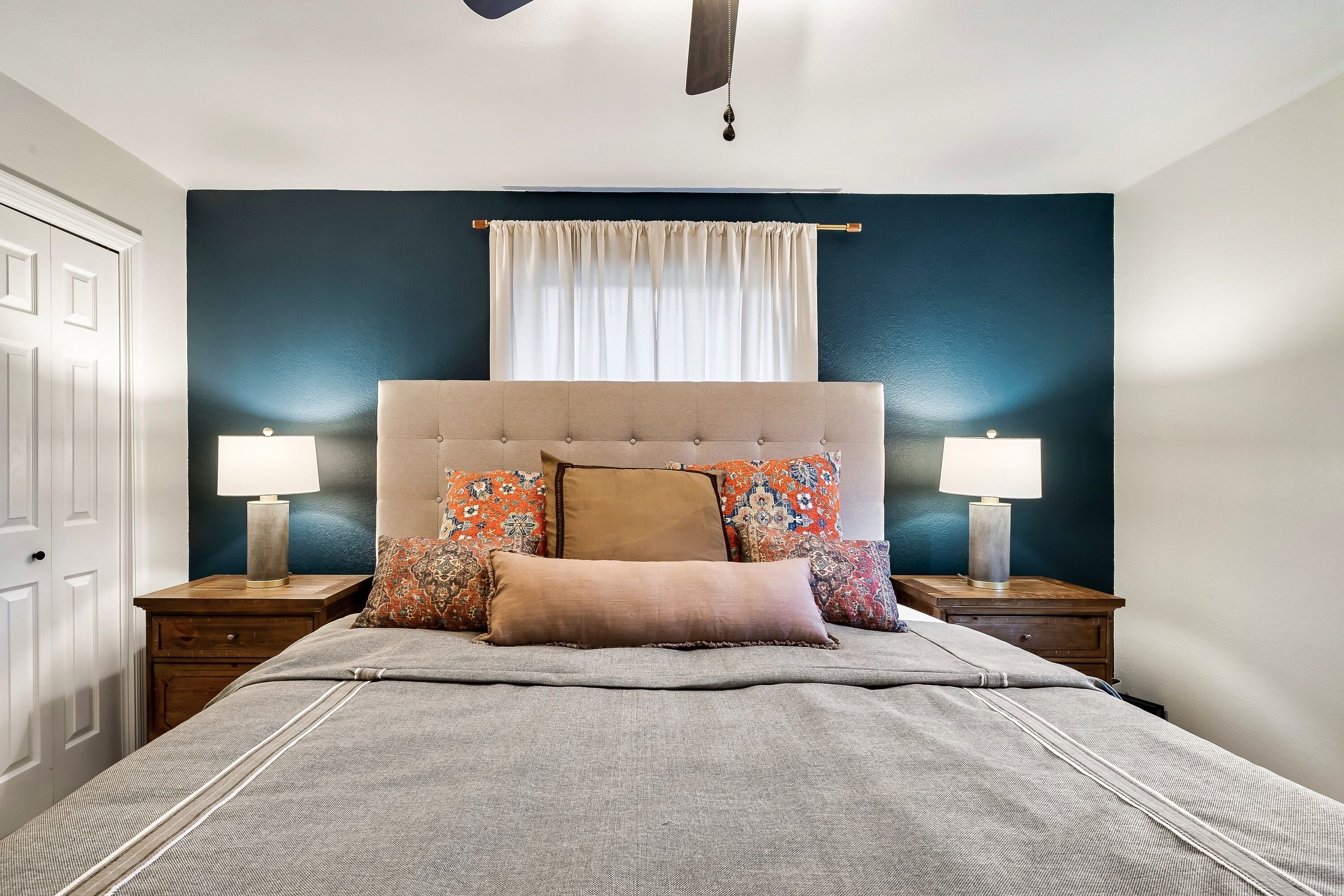 5 bedrooms, desk, iron/ironing board, travel crib