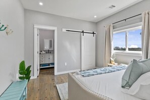 3 habitaciones y tabla de planchar con plancha