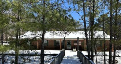 Private home 35 minutes from OleMiss Oxford-sleeps 1-16. Quiet getaway