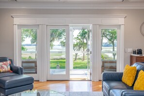 تلفزيون ذكي، مدفأة، كُتُب، ستيريو