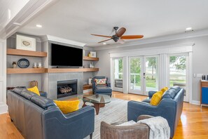 تلفزيون ذكي، مدفأة، كُتُب، ستيريو