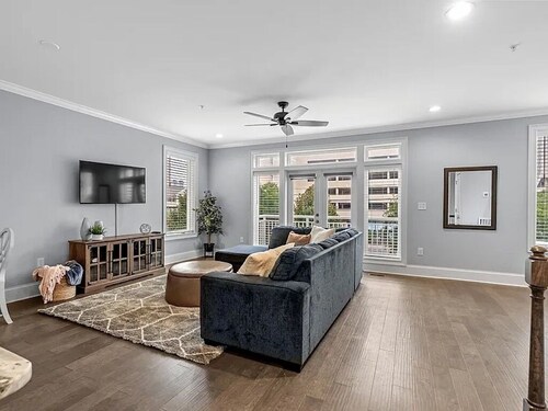 Luxe 4 Story Townhouse w/Elevator, Garage