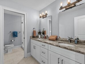 Douche, sèche-cheveux, serviettes fournies