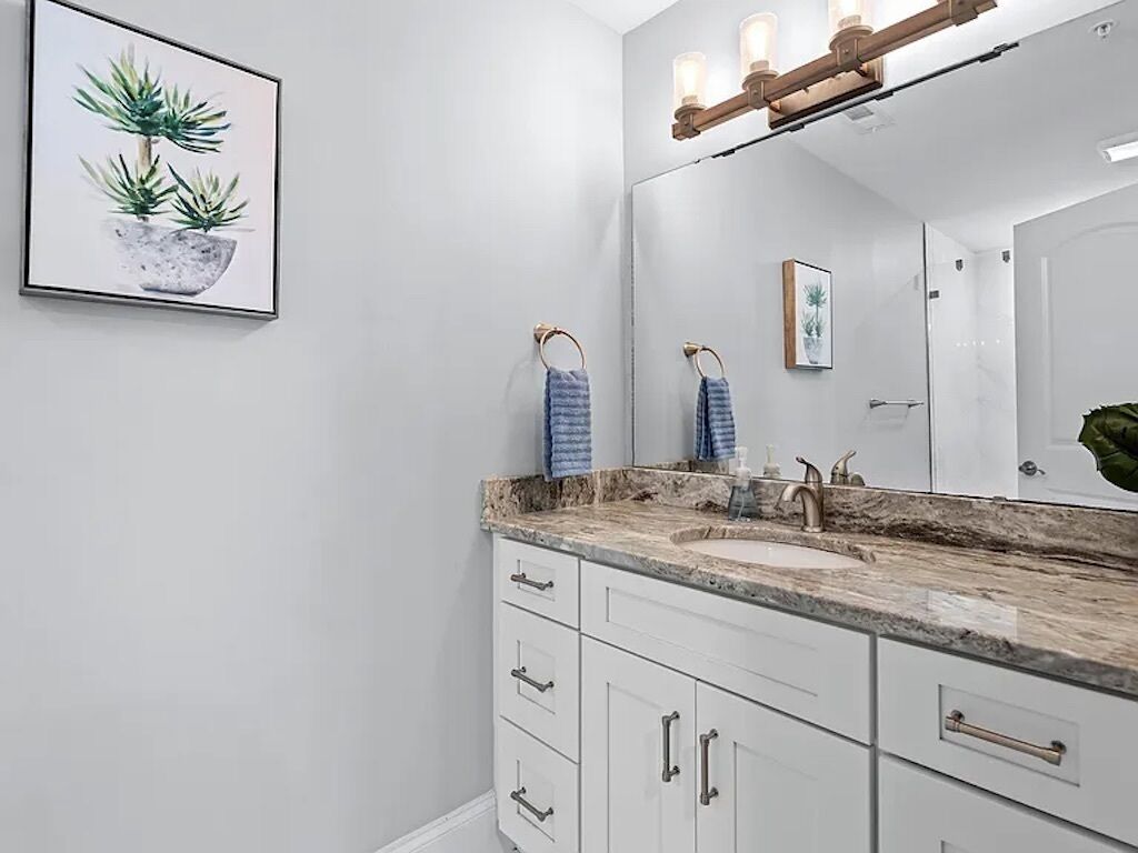 Douche, sèche-cheveux, serviettes fournies, savon