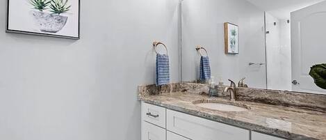 Douche, sèche-cheveux, serviettes fournies, savon