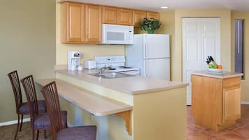 Réfrigérateur, micro-ondes, plaque de cuisson, cafetiÚre/bouilloire