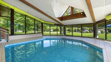 Kolam renang tertutup