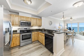 Una cocina moderna con gabinetes de madera, electrodomésticos de acero inoxidable y una isla grande.
