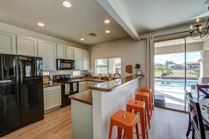 Fridge, microwave, oven, stovetop - Sun, Swim, Golf, Eat Repeat! (Queen Creek)