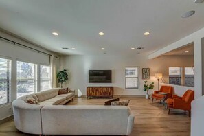 Smart TV, table football, stereo - Sun, Swim, Golf, Eat Repeat! (Queen Creek)