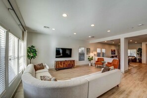 Smart-TV, Tischfußball, Stereoanlage