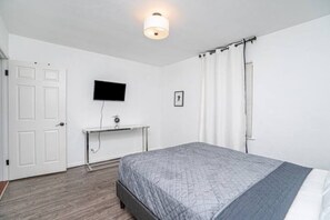 3 Schlafzimmer, Schreibtisch, Bügeleisen/Bügelbrett, Reisekinderbett