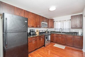 Køleskab, mikrobølgeovn, ovn, kogeplade