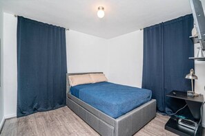 3 bedrooms, desk, iron/ironing board, travel crib