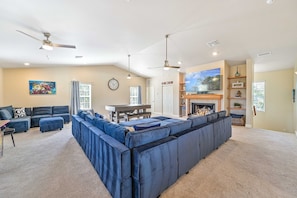 Smart TV, fireplace, video games, foosball - Rivers Edge Oasis, Our Secluded Paradise-Sleep 21+ "NEW LISTING" (Fort Myers)
