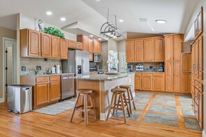 ثلاجة، ميكروويف، فرن، موقد طهي مسطح