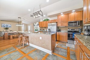 ثلاجة، ميكروويف، فرن، موقد طهي مسطح