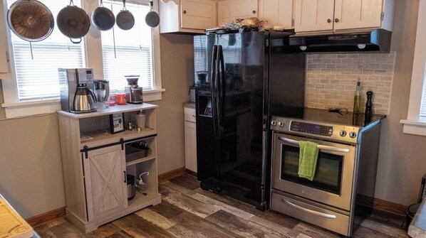 Fridge, microwave, oven, stovetop - EAA Rental, 6 Minutes From EAA Grounds! (Oshkosh)