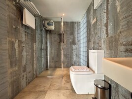 Deluxe-herbergi með tvíbreiðu rúmi | Baðherbergi | Sturta, regnsturtuhaus, snyrtivörur án endurgjalds, hárblásari