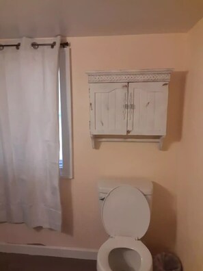 Towels, soap, shampoo, toilet paper