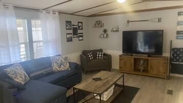 Älytelevisio, videopelejä, DVD-soitin, stereot