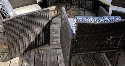 Big Private Dock! 3 BRM, 2 Bath house 64 steps from the water, WIFI