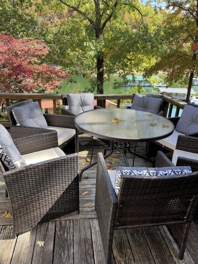 Big Private Dock! 3 BRM, 2 Bath house 64 steps from the water, WIFI