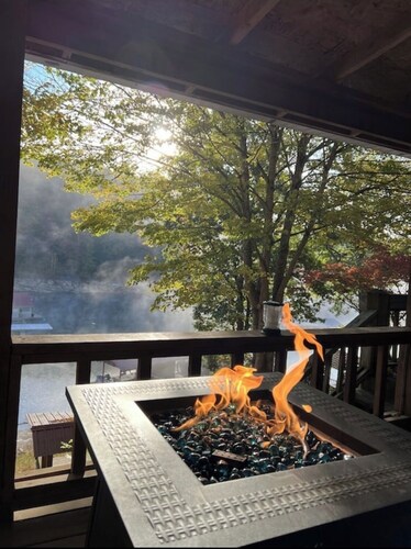 Big Private Dock! 3 BRM, 2 Bath house 64 steps from the water, WIFI