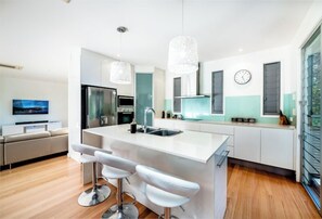 Kjøleskap, mikrobølgeovn, ovn og kokeplater