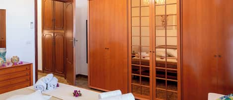 3 chambres, chambres insonorisées, fer et planche à repasser