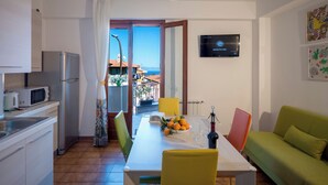 Eine moderne Küche mit Essbereich, Fernseher und Blick nach draußen.