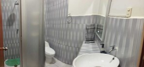 Family Apartment | Bilik Mandi | Hulu semburan mandi hujan, jubah mandi, bidet, lantai dipanaskan 