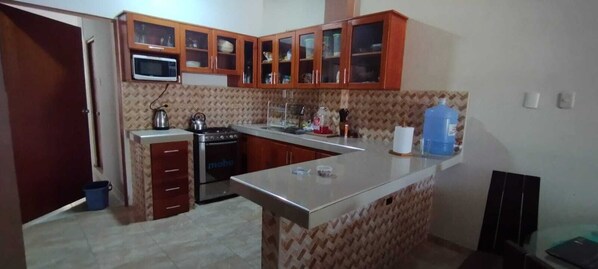 Departamento familiar | Cocina privada | Refrigerador con congelador, lavavajillas y utensilios de cocina