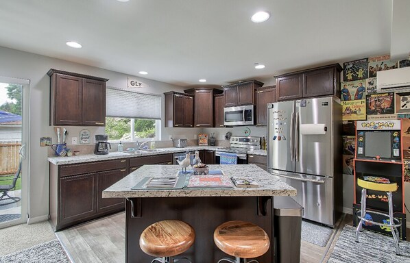 冷蔵庫、電子レンジ、オーブン、コンロ