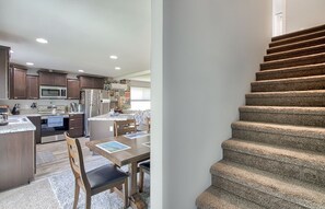 冷蔵庫、電子レンジ、オーブン、コンロ