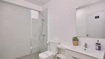 Quarto casal econômico | Banheiro | Toalhas de banho, sabonete, shampoo, papel higiênico