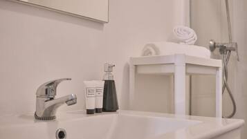 Chambre Double Standard | Salle de bain | Serviettes fournies, savon, shampoing, papier toilette