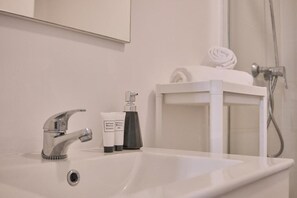 Standard Double Room | Bathroom | Towels, soap, shampoo, toilet paper