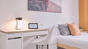 Habitación doble económica | Edredón, decoración personalizada, muebles diferentes y escritorio
