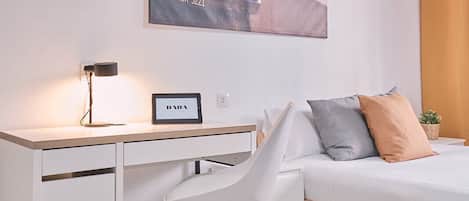 Chambre économique double | Couette en duvet, décor unique, ameublement unique, bureau