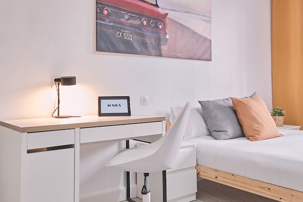 Cubrecamas, decoración personalizada, muebles diferentes y escritorio
