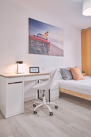 Cubrecamas, decoración personalizada, muebles diferentes y escritorio