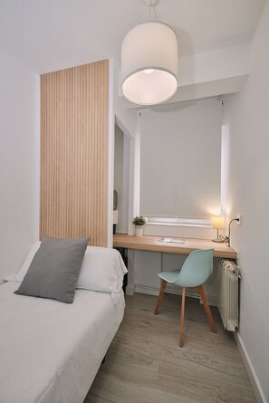 Cubrecamas, decoración personalizada, muebles diferentes y escritorio