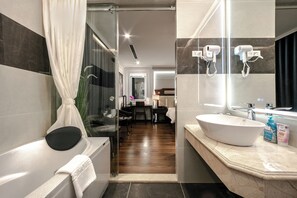 Deluxe Suite Twin | Kamar mandi | Perlengkapan mandi gratis, pengering rambut, jubah mandi, dan sandal