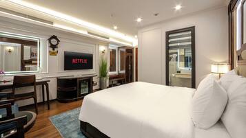 Executive Double Room | Minibar, in-room safe, blackout curtains, iron/ironing board