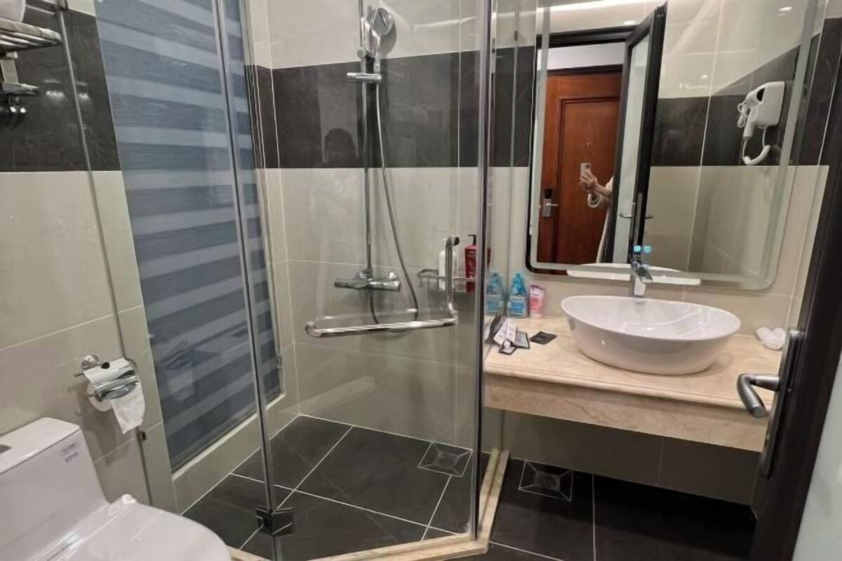 Kostenlose Toilettenartikel, Haartrockner, Bademäntel, Hausschuhe