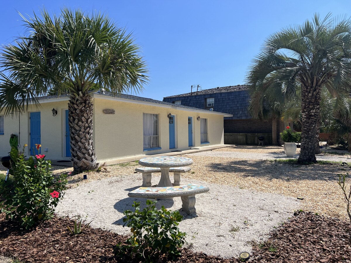 Brand New & Less than 400 ft from Beach. Pet Friendly!