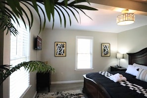 2 bedrooms, desk, iron/ironing board, free WiFi - Cozy, Contemporary Haven Near Historic Downtown (Savannah)