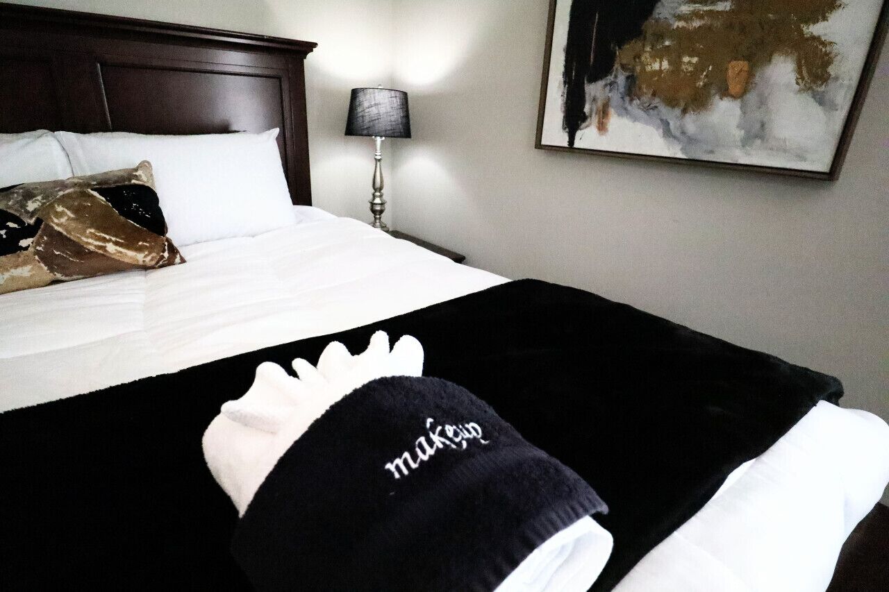 2 habitaciones, escritorio, tabla de planchar con plancha y wifi gratis 